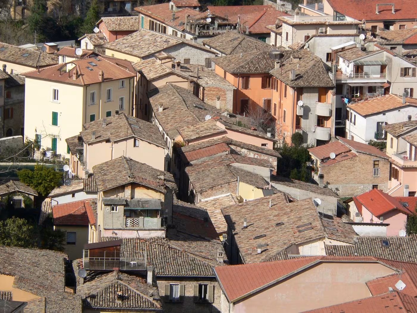 Tegole, coppi e lattoneria: la lista materiali del tetto